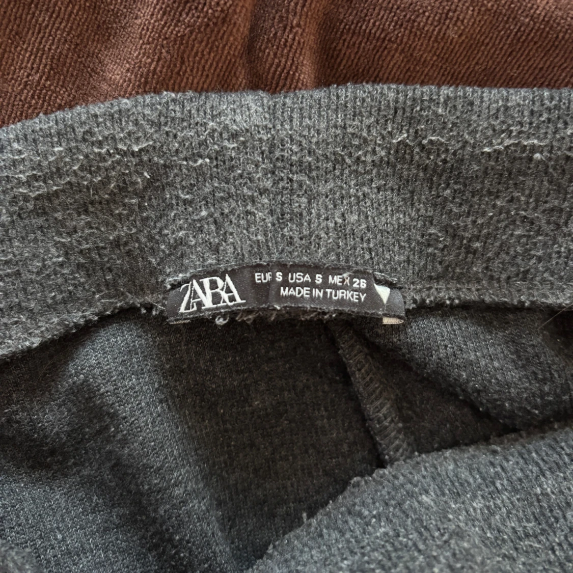 Mörkgrå stickade byxor från Zara - 3