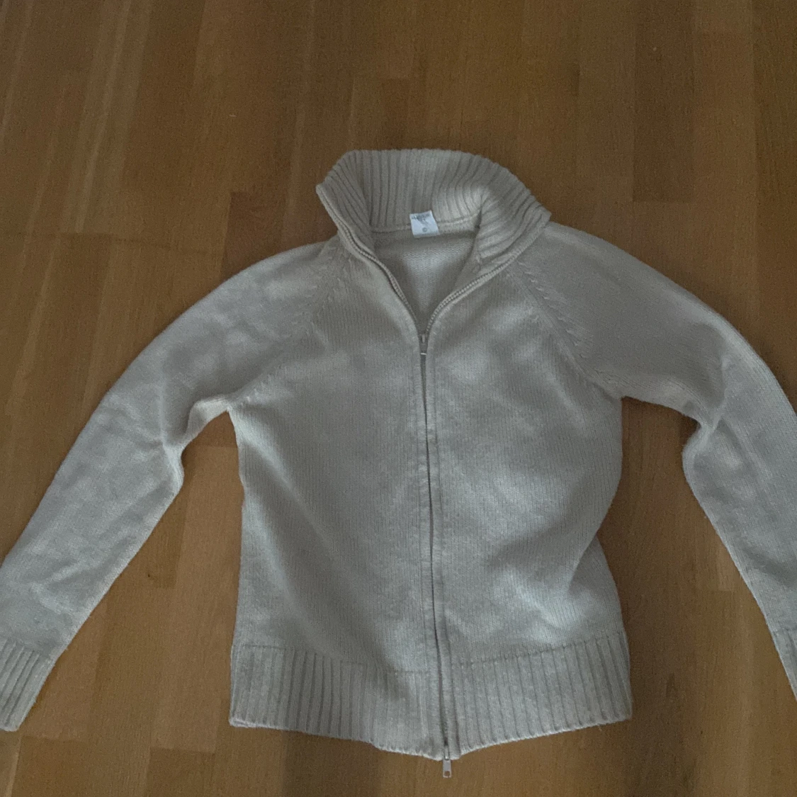 Beige stickad kofta med dragkedja - 2