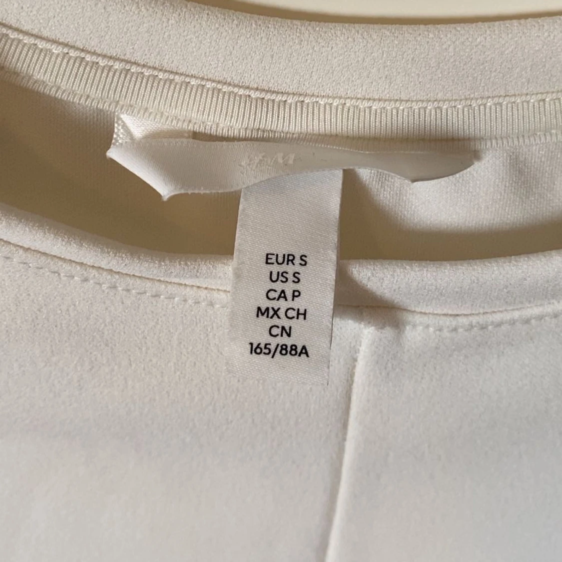 Vit topp från H&M med sömdetalj - 1