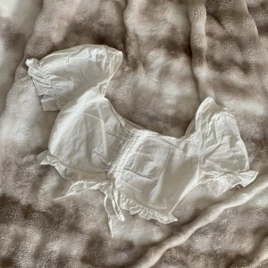 vit topp - i storlek S, är i fint skick är dock lite skrynklig på bilden men går att strycka. är i linne material