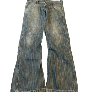 wrangler jeans - riktigt feta bootcut wrangler jeans, lite heelbite men det är fire🤑🌝🌛