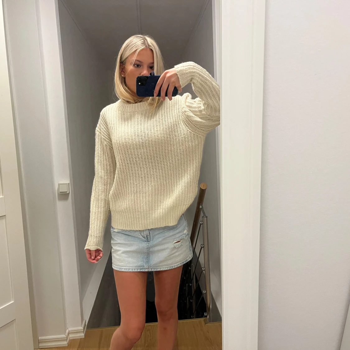 Beige stickad tröja med rund hals - 1