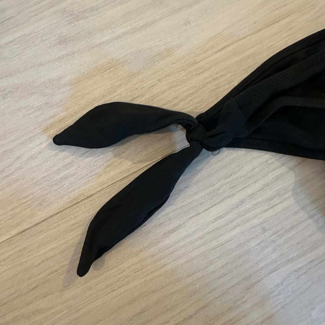 Svarta bikiniunderdelar med knyt - 2