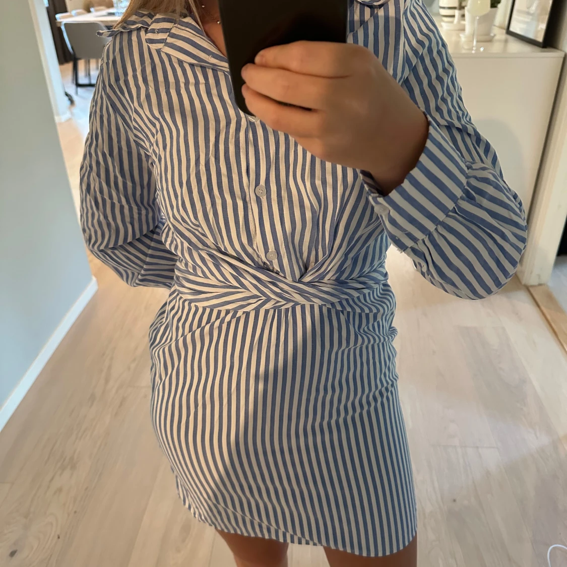 Randig skjortklänning med knyt i midjan - 2