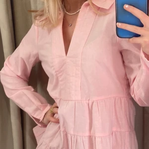 Rosa klänning från Zara - Supersöt rosa klänning från Zara i storlek xs! Fortfarande i nyskick, köpte själv för 400kr! Perfekt nu till sommarskvällarna! 💓💓💓