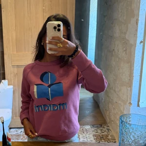 Isabel Marant sweatshirt  - Säljer en lila sweatshirt från Marant med stort blått och vitt logotryck framtill.  Så söt och skön! Älskar älskar älskar. Står storlek 38 på lappen men jag brukar ha xs/s och den passar superbra!💕 Så beror på hur man vill ha passformen 