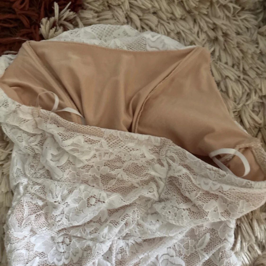 Vit spetsklänning med blommönster - 4