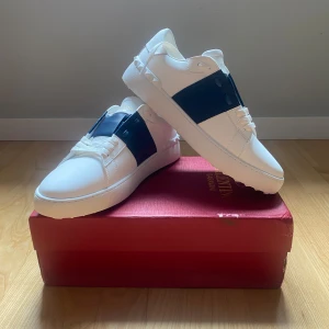 Valentinos - Lyxiga Valentino-skor – helt nya och oanvända! Snygga, stilrena och redo för ett nytt hem. Kommer med originalkartong & dustbag.  Passa på att fynda till ett riktigt bra pris! ✨ 