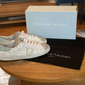 Vita Philippe Model sneakers - Säljer ett par äkta Philippe Model sneakers i storlek 44 i ett mycket bra skick. De kommer i originalpåse och -kartong.