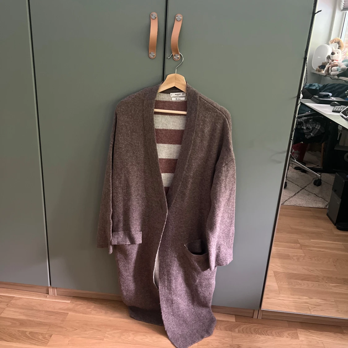 Brun lång kofta från Mango