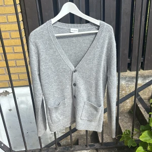 Cashmir cardigan - Hej jag säljer min cashmir cardigan ifrån John Henric i storlek S. Tröjan fick jag i julas men har inte använts sen dess. Tröjan har en bekväm passform och i nytt skick. Nypris på denna ligger på 1500 kr och mitt pris är 999 kr men är öppen till förslag!☺️
