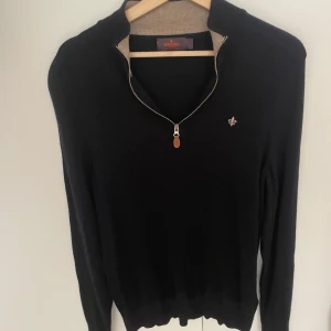 Morris tröja  - Mörkblå half zip tröja från Morris i 100% merinoull. Använd ett fåtal ggr. Mycket fint skick. Köpt för 999kr. Säljer för 599kr. 999kr för både denna och en likadan beige. Hör av dig vid frågor eller funderingar! 