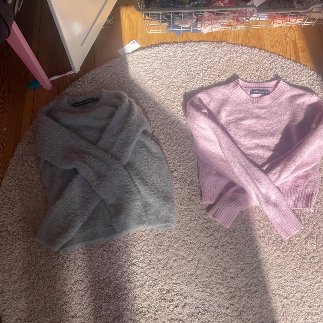 Grå fluffig och rosa stickad tröja