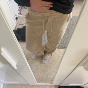 Beiga linnebyxor - De är lite slitna nere på ena benet men det syns ej då man har på sig dem. Står ej storlek men passar typ s/m