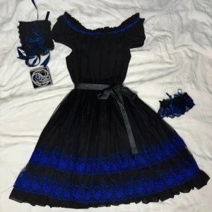 Moi même moitié M + Rose Forest  cross OP - M+Cross Rose Forest OP + St. peter’s cross wrist cuffs i black x blue (moi meme moitie). Inkluderar även en handgjord headdress samt off brand smycket. Allt oanvänt skick/endast burna under kort period. Nypris för endast KLÄNNINGEN är 3220kr Bust 91~100cm  Waist 76~100cm  Shoulder width 31cm  Sleeve opening 22~38cm  Hem circumference 203cm