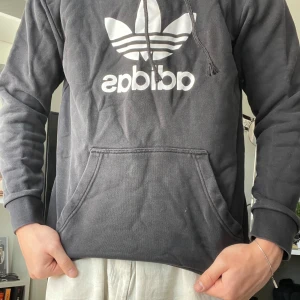 Svart Adidas hoodie  - Adidas Originals Hoodie - Storlek M - Modell 178cm