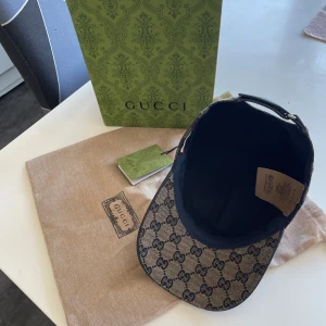 Gucci keps med GG-mönster - Gucci keps navy blue. Fint skick. St:s