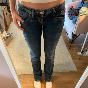 Blåa ltb valerie jeans - Super snygga lågmidjade bootcut/utsvängda jeans jag säljer pga utrensning🙏💕 sparsamt använda, nästan som nya, köpta för 800kr🥰De är långa på mig som är 176🥰🙏