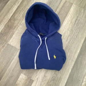 Ralph lauren hoodie mörkblå  - Tjoo, säljer nu denna tvär feta marinblåa hoodien från Ralph lauren! Bra skick finns tecken på användning men inget som syns när man bär den! Skulle också säga att den sitter mer som en XS!  Tveka inte att höra av dig för minsta fundering! 