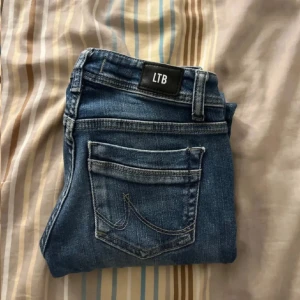 Lågmidjade ltb jeans  - Säljer dessa ltb jeans i modellen valerie på grund av att jag inte får användning för dom längre. Dom är i bra skick och inte så använda