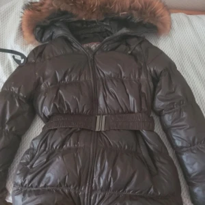 ÄKTA HOLLIES VINTERJACKA - Liten i storleken, som storlek M 