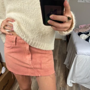 Rosa jeanskjol med rå kant - Superfin kort rosa/orange jeanskjol med rå, fransig kant nertill och klassiska fickor fram😊