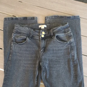 Grå jeans från Gina Tricot, storlek 164 - Snygga grå jeans från Gina Tricot i storlek 164. Låg midja och bootcut.