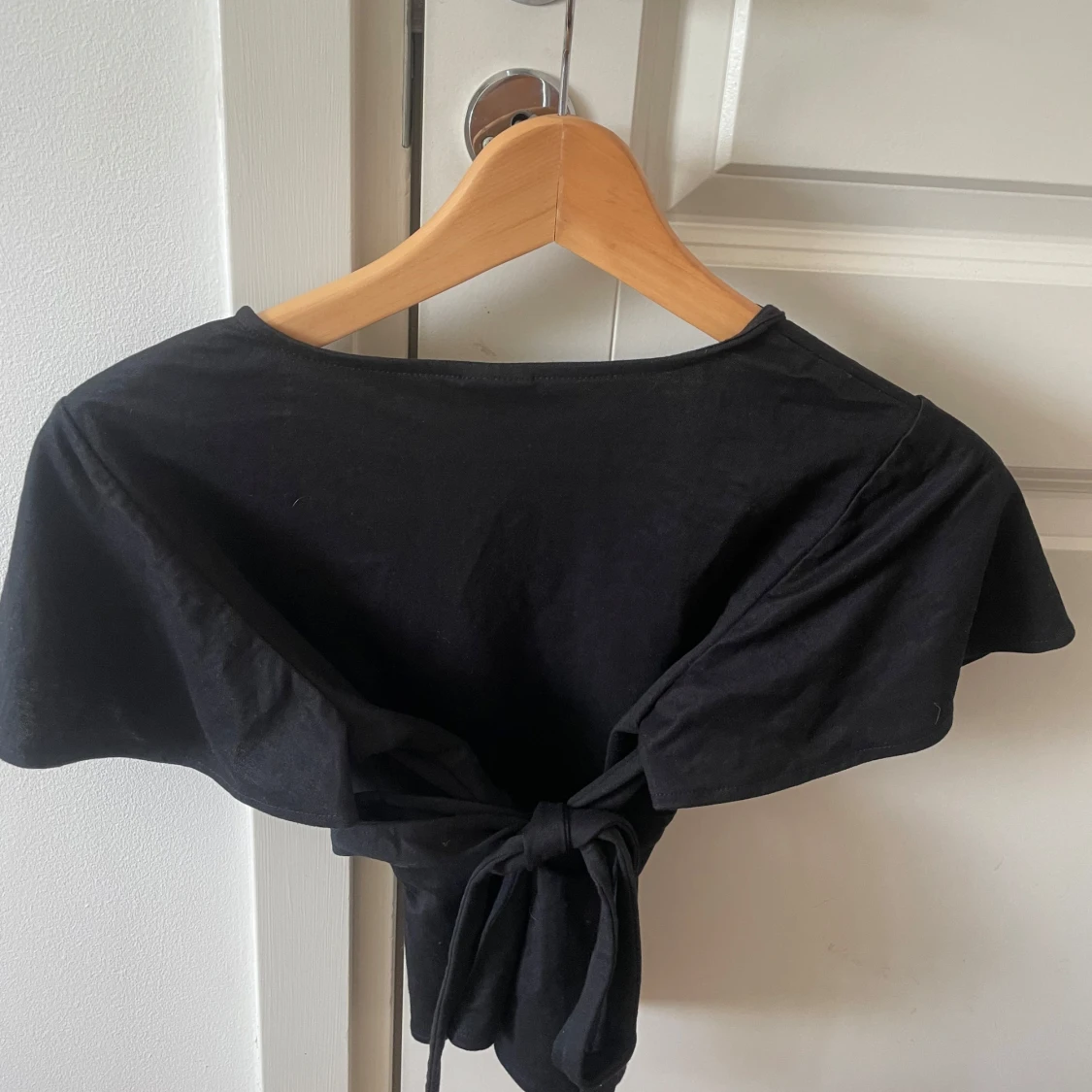 Svart omlottopp från Gina Tricot - 1