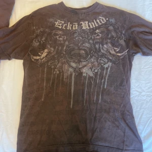 Ecko unltd t shirt vintage - En vintage ecko unltd t shirt med riktigt snyggt tryck som fadeat väldigt unikt mått: nacke till botten 68cm armhåla t armhåla 50 cm