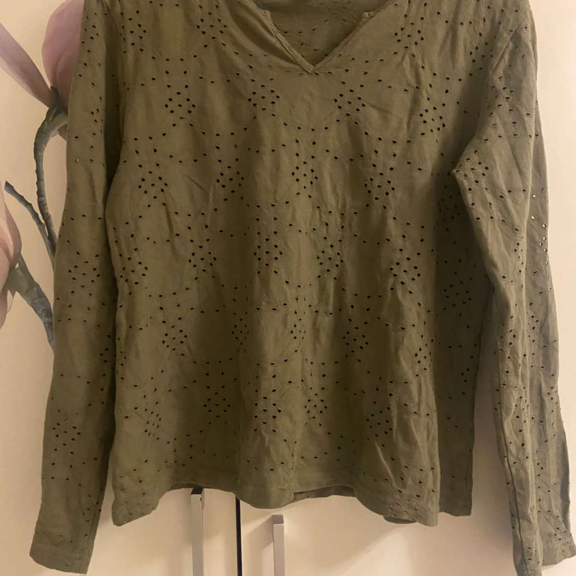 Olivgrön långärmad blus med hålmönster - 2