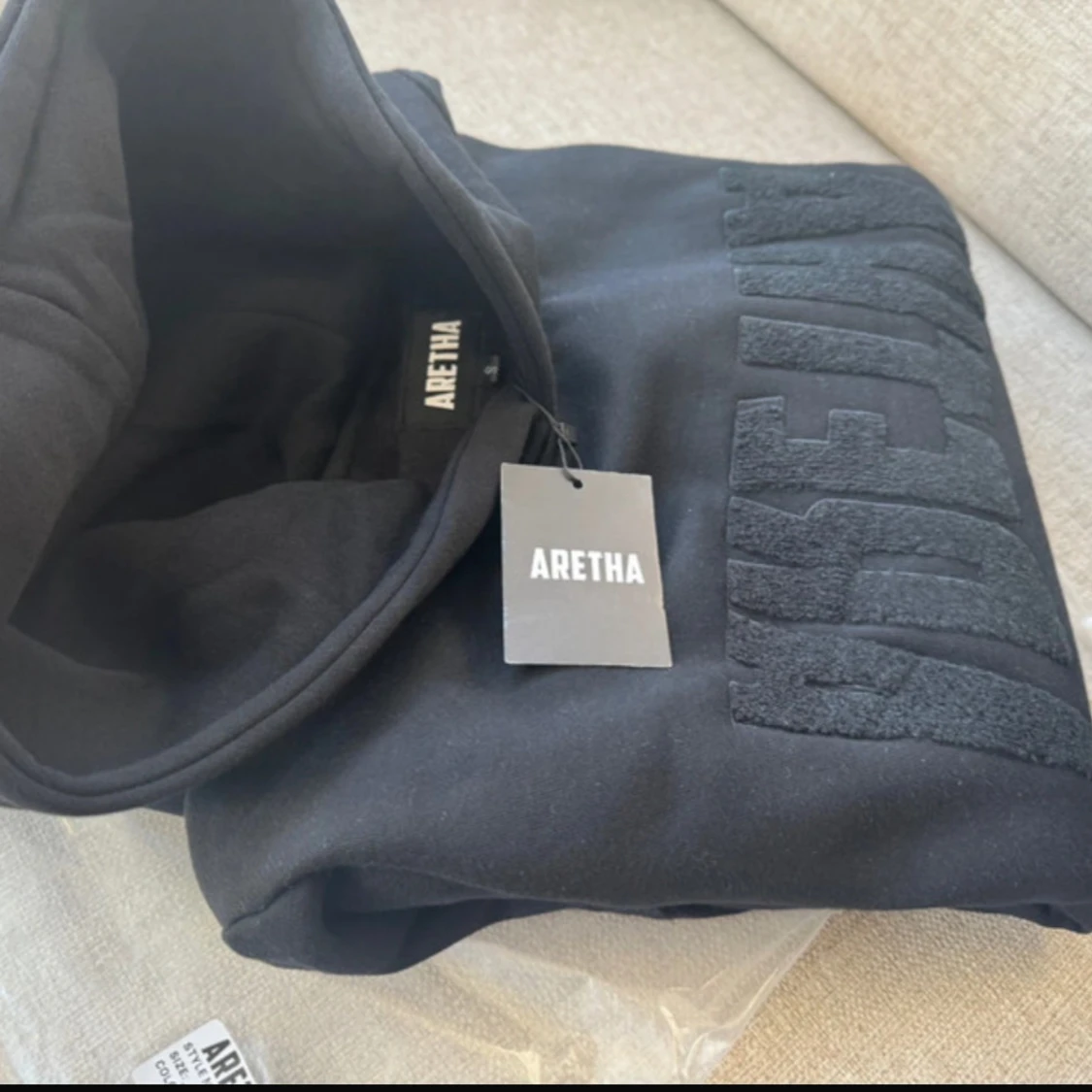 Svart hoodie från Aretha med brodyrHelt ny i förpackning strl small Luv tröja med snygg lurviga logga Aretha 44cm bredd axelLängd ca 70 cm (Har en i medium också i en annan annons) - 1
