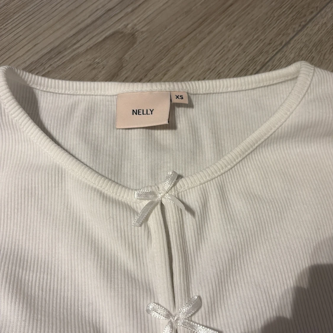 Vit ribbad topp med rosetter från Nelly - 3