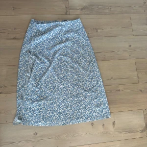 Blommig blå långkjol - Supersöt långkjol i blått med små vita blommor, storlek 40/42 men skulle säga att det mer är dom 36/38☀️🩷