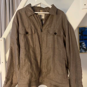 Beige Linnejacka från Dressmann - Säljer en beige linnejacka från Dressmann.