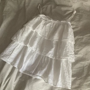 Vit volangig linnetopp med tunna band - Supersöt vit volang linnetopp från Gina Young, storlek 158/164 o passar xs💝 super fräsch o sommar trevlig💕ny pris 229😽