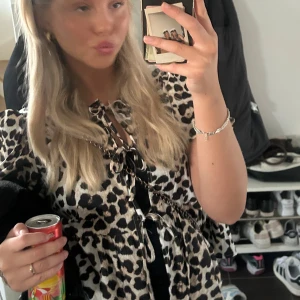 Leopardtopp , knytbar med volanger  - Supersöt leopardtopp. Köpt på någon marknad i Spanien. Använd fåtal gånger, inga tecken på användning. Man knyter den fram, den har även en som volanger nedtill. strl S/36