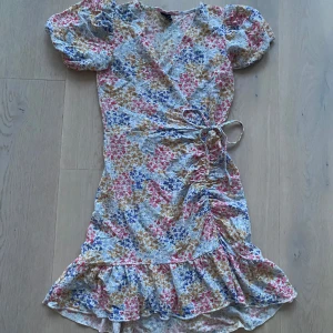 Blommig klänning - Blommig klänning från Gina tricot i storlek xs. Använd en gång, så är i nytt skick