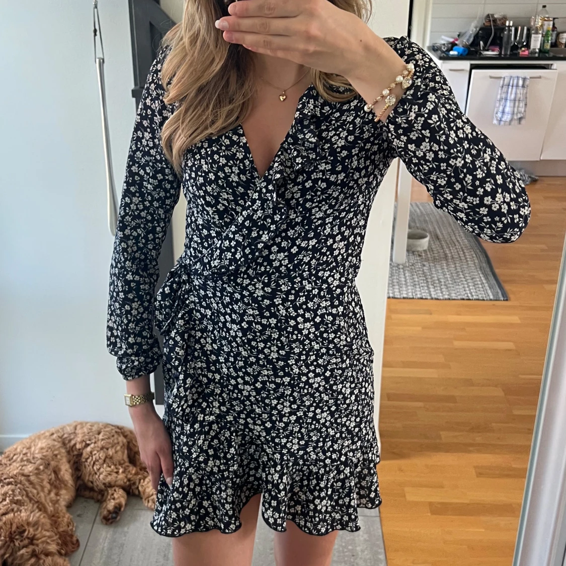 Svart blommig omlottklänning💙