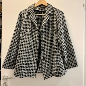 Kavaj - Väldigt unik lite tunnare kavaj / kappa från Martinelli i fint skick, storlek S. Perfekt blazer att ha i garderoben då den matchar till mycket.