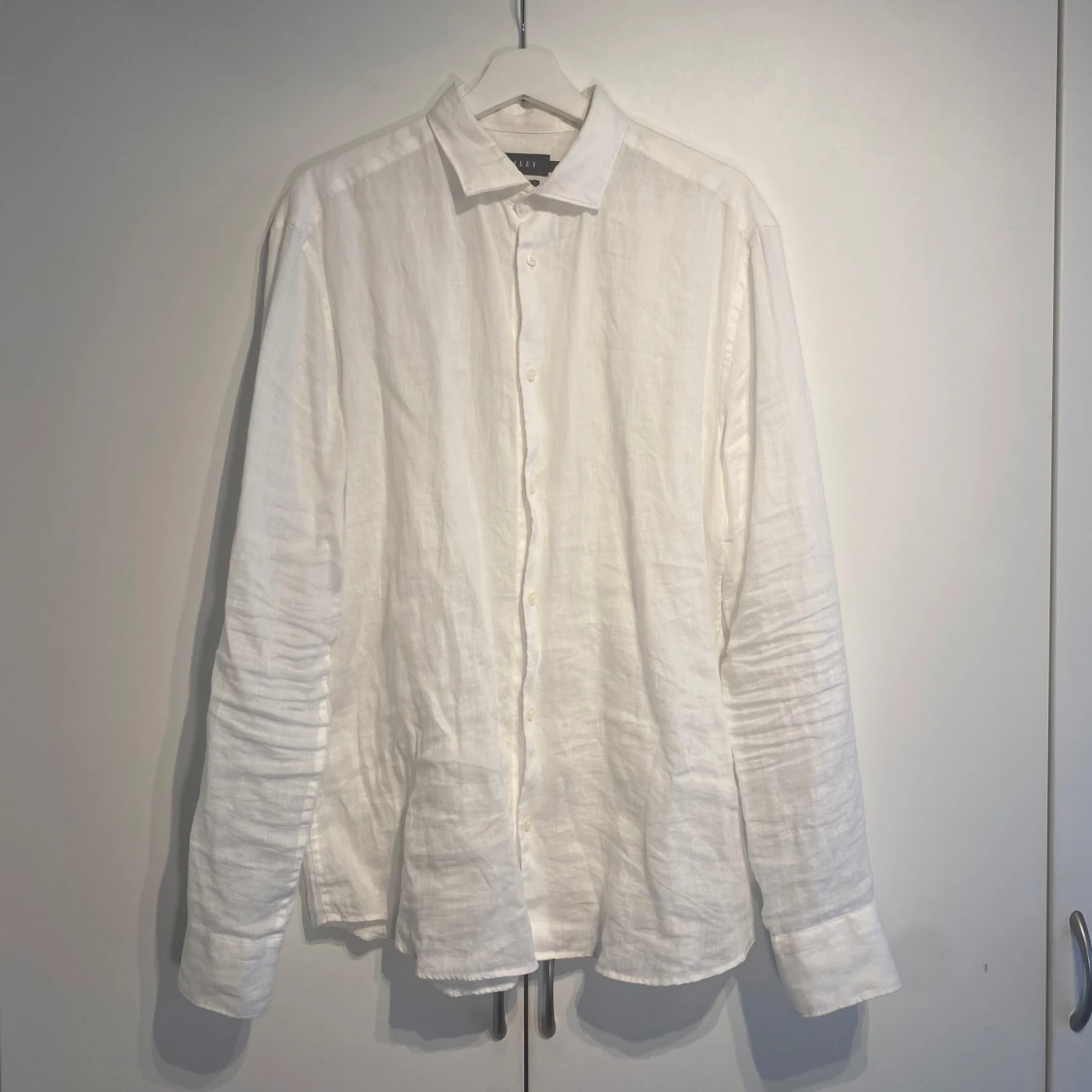 Vit linneskjorta från Riley