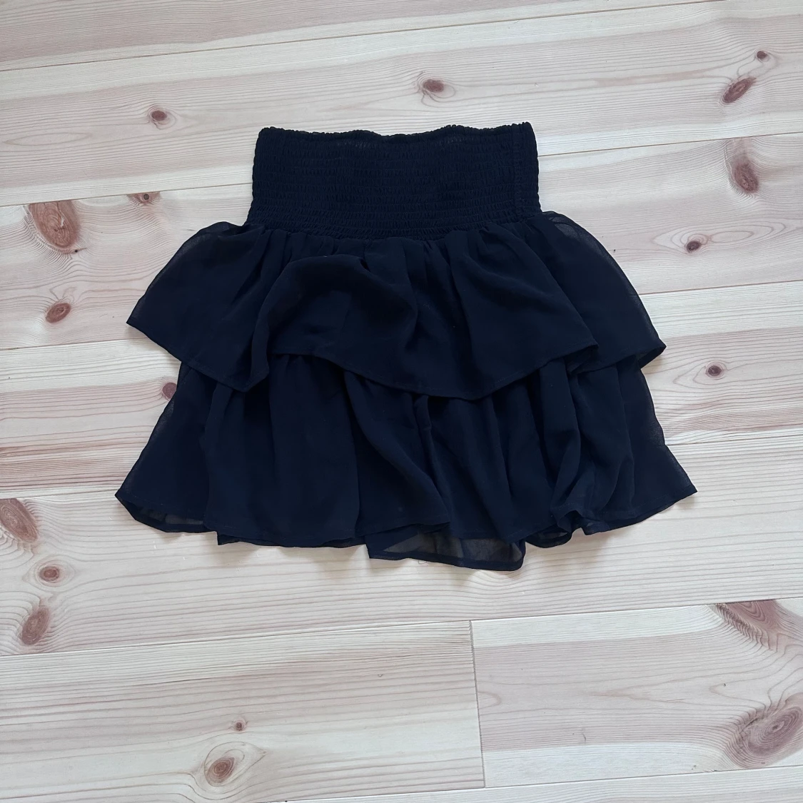 Svart volangkjol med resårmidja