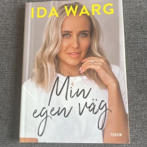 Min egen väg - En inspirerande bok där Ida Warg delar med sig av sin resa från liten stad till influencer. Hon berättar öppet om motgångar, ätstörningar och att våga följa sin egen väg. Perfekt för dig som söker motivation och vill läsa om att hitta sin plats i livet. Kan mötas upp i Trollhättan eller Alingsås. Kan skickas men då tillkommer en fraktkostnad.
