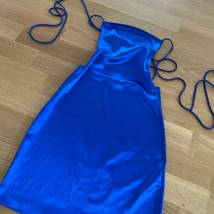 Klänning  - Satin klänning💙