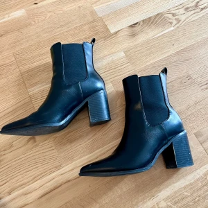 Stövletter - Pointy Chelsea Heeled Boot Black från Nelly i storlek 37. Stövletterna är i fint använt skick. 🌸