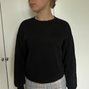 Svart sweatshirts  - Såå fin tröja som passar till allt❤️‍🔥