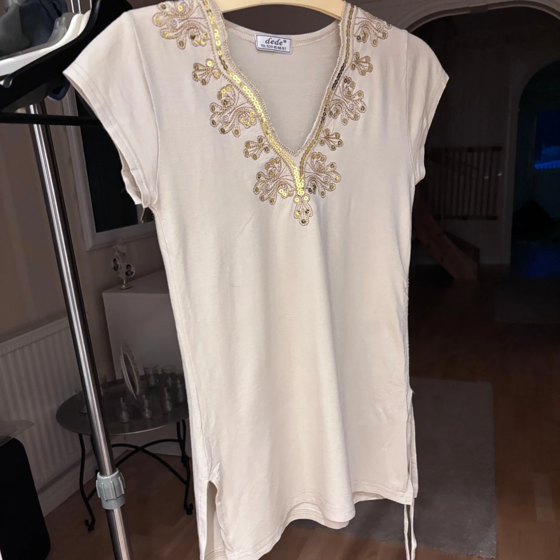 Beige blus med guldpaljetter från Dede