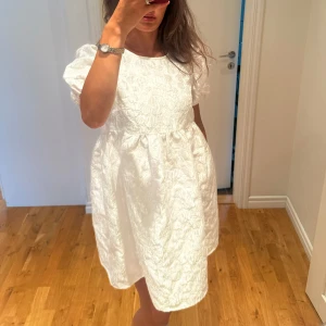 Vit kort klänning med puffärm - Perfekt student klänning!💕storlek s🧚🏻‍♀️