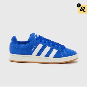 Blå Adidas Campus sneakers mocka - Säljer ett par blå Adidas Campus sneakers i mocka med klassiska vita ränder och logga på tungan och hälen. Skorna har blå snörning, vit sula och gummiyttersula. Perfekta för dig som gillar retrostil och streetwear.
