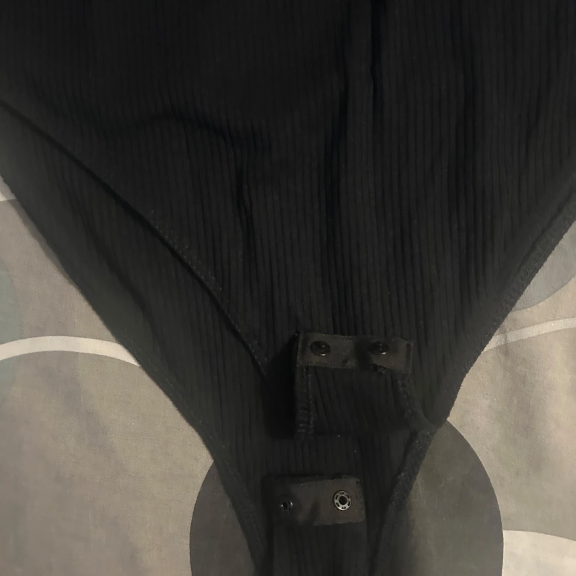 Svart ribbad bodysuit med knappar - 1