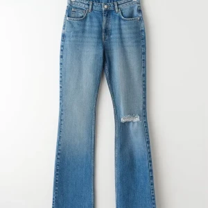 Jeans - Full lenght flare jeans. Medel midja och bootcut med ett hål på knät. Slutsålda, men i bra skick. Gamla bilder, skriv för nya! PRIS GÅR SÅKLART ATT DISKUTERA!!💞